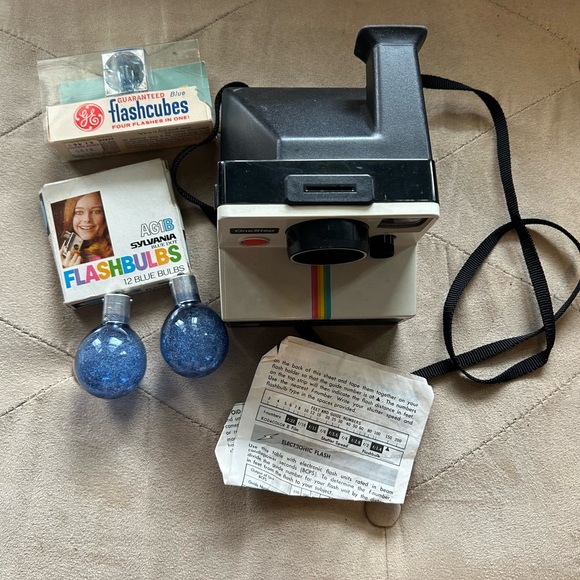 Vintage Polaroid One Step Instant Camera with accessories - Picture 3 of 3